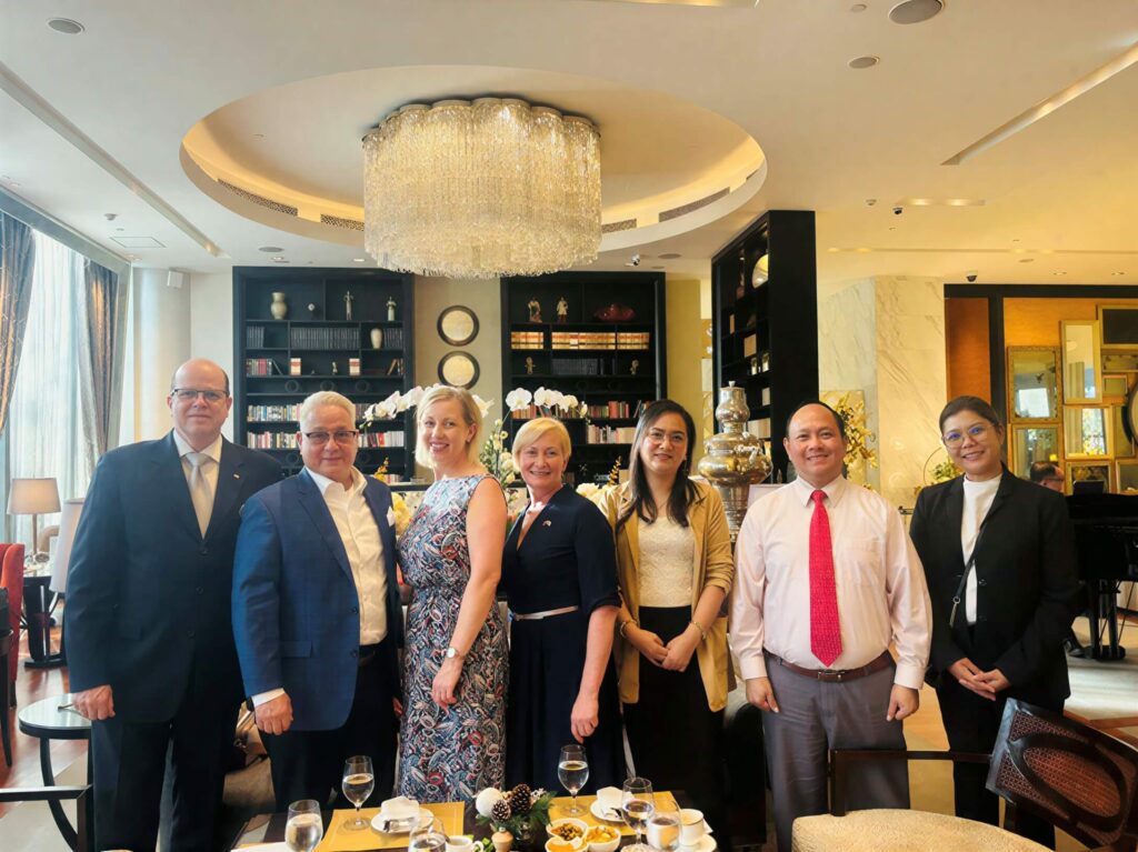 EDI Staffbuilders stakeholders luxurious group photo